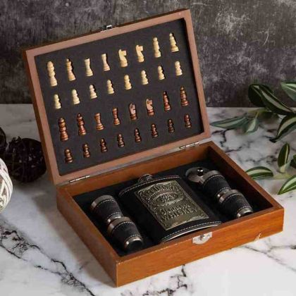 Подаръчен комплект шах Jack Daniels – флакон за алкохол с чашки и фунийка